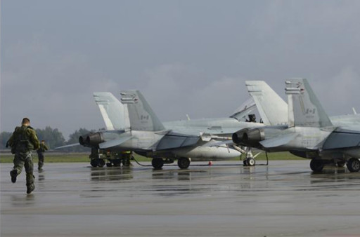 Royal Canadian Air Force drill with CF-18s (image: Combat Camera)